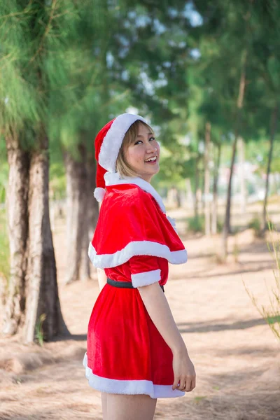 Чудова Молода Азіатка Санта Клаусі Одягається Просто Неба — стокове фото