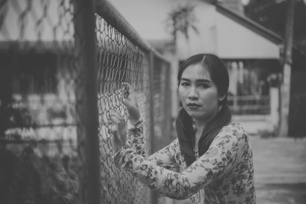 Porträt Einer Traurigen Frau Die Zaun Berühren Und Denken Etwas — Stockfoto