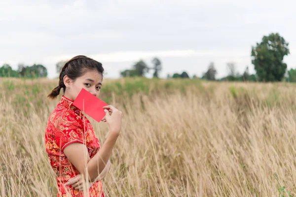 Mujer Asiática Posando Campo Con Sobres Rojos Mano Concepto Feliz — Foto de Stock