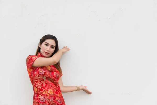 Szczęśliwego Chińskiego Nowego Roku Azji Kobieta Sobie Tradycyjne Cheongsam Ubrania — Zdjęcie stockowe