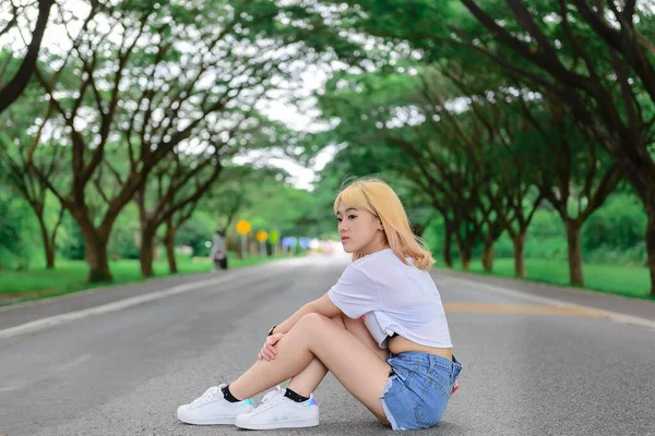 Retrato Ásia Jovem Menina Sentar Túnel Árvores Bela Tailandês Mulher — Fotografia de Stock