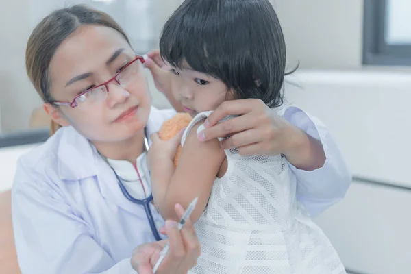 亚洲医生准备用注射器注射一位可爱的女孩 检查孩子们的健康状况 泰国人 — 图库照片