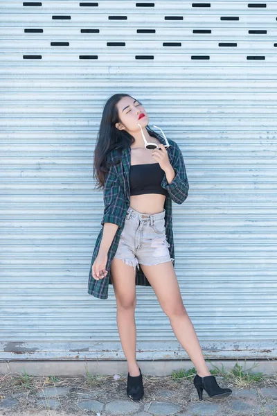 Portret Van Een Mooie Aziatische Vrouw Hipsters Meisje Voor Het — Stockfoto