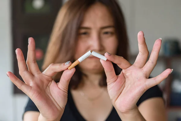 亚洲女人用手捏碎香烟 戒除烟瘾观念 无烟日 — 图库照片