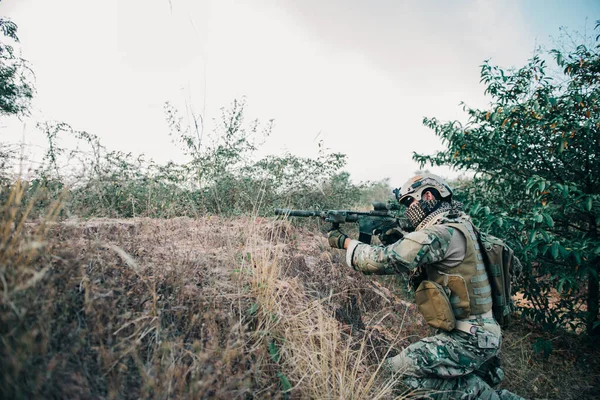 Soldiers Preparing Hit Enemy Mountain Military War Concept — 图库照片