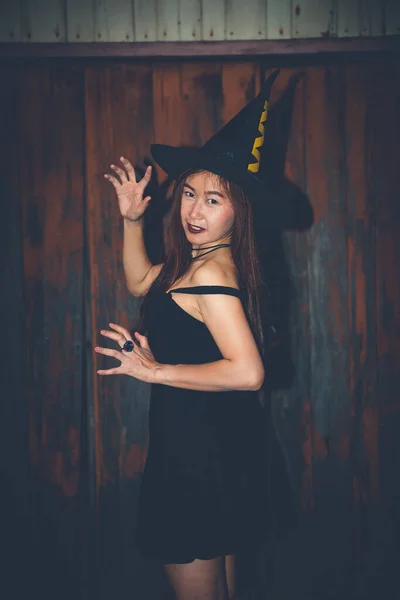 Aziatisch Mooi Vrouw Dragen Zwart Jurk Met Heks Hoed Halloween — Stockfoto