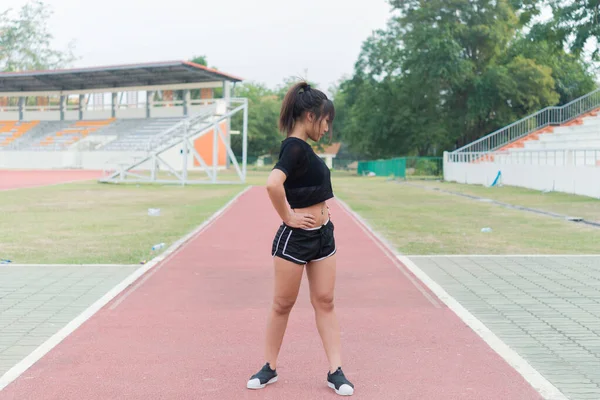 美丽的亚洲女人伸展身体 泰国人民 一个女孩热爱健康 锻炼强壮的身体 — 图库照片