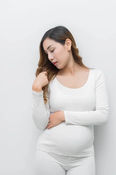 Gravid Kvinna Vit Klänning Stående Håller Sin Mage — Stockfoto