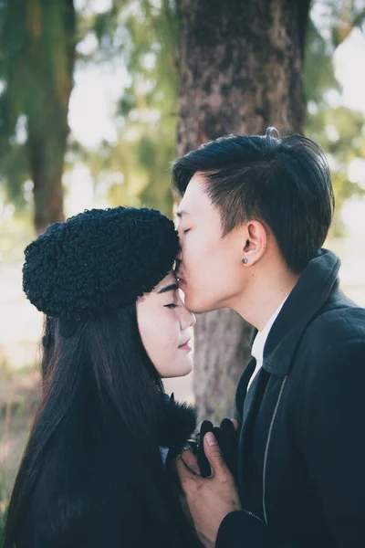 松树林的年轻夫妇画像 情人节的概念 — 图库照片