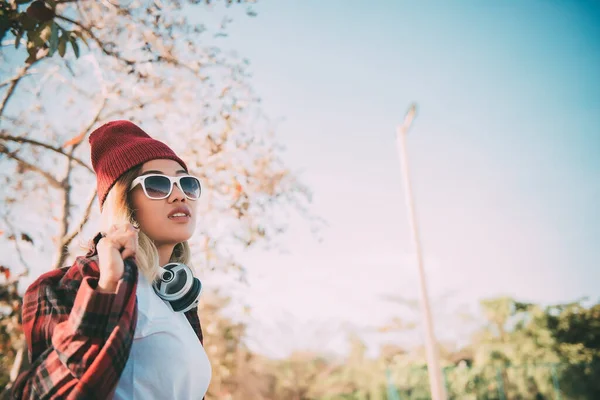 Porträt Eines Asiatischen Hipster Mädchens Mit Orangefarbener Sonnenbrille Vintage Stil — Stockfoto