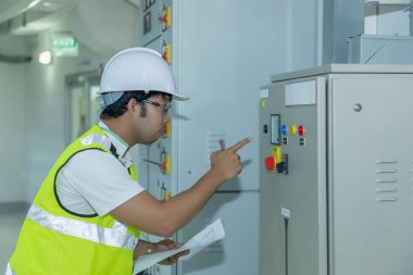 Asyalı elektrik mühendisi yakışıklı adam orta gerilimli şalter, körfez kontrol ünitesi, Taylandlı insanları kontrol et.