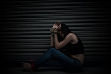 Asyalı rehine kadın gece olay yerinde iple bağlandı hırsızlar fidye için kaçırıldı, Tayland halkı...