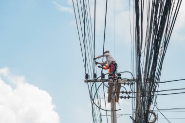 Nakhonratchasima, Tayland 25 Eylül: Elektrikçiler yüksek voltaj direklerinin ana kablolarını değiştiriyorlar. 25 Eylül 2016 tarihinde Tayland 'ın Nakhonratchasima kentinde