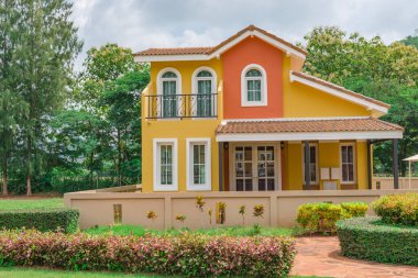 Turuncu ev Toskana stili Nakhonratchasima 'da Khaoyai tatil köyünde, canlı, güneşli bir gün, güzel bir gökyüzü