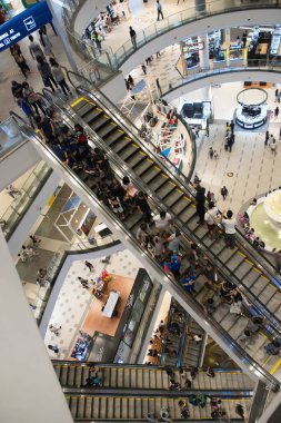 Korat - Tayland - 24 Aralık 2016: Tanımlanamayan kişiler yoğun bir şekilde birlikte 21. Terminal 'de sahne aldılar. Burası çok ünlü bir alışveriş merkezi.