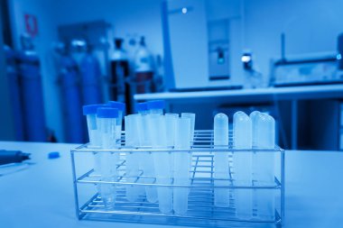 Laboratuvar masasında bilimsel deneyler için ekipman..