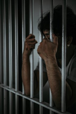 Demir hapishaneyi, esir konseptini, Tayland halkını yakalamak isteyen adamların elleri, özgür olmayı umuyoruz..