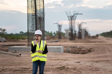 Köprü inşaatında çalışan mühendis kadın.