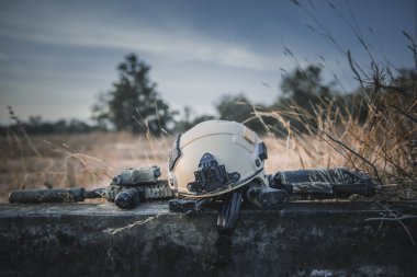 Savaştan sonra eski usul makineli tüfekli miğfer