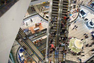 Korat - Tayland - 24 Aralık 2016: Tanımlanamayan kişiler yoğun bir şekilde birlikte 21. Terminal 'de sahne aldılar. Burası çok ünlü bir alışveriş merkezi.