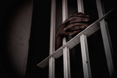 Demir hapishaneyi, esir konseptini, Tayland halkını yakalamak için çırpınan kadınların elleri özgür olmayı umuyor..