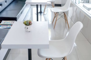 Kahve dükkanında beyaz masa, doğum tonu, güneşli