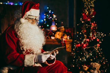 Noel Baba tablette oynuyor, Mutlu Noeller konsepti