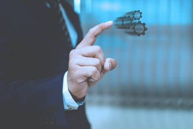 İşadamı yüksek teknoloji ile parmak dokunuşu arayüzü, Asyalı yakışıklı el dokunuşu arayüzü kullanarak geleceği hedefliyor, Tayland halkı teknoloji kavramı.