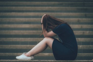 Asyalı kadın aşktan üzgün, erkek arkadaş stresi, kalp kırıklığı kadın konsepti yüzünden endişeli.
