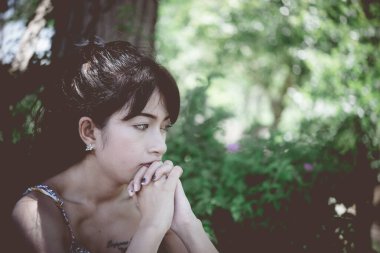 Asyalı, üzgün, güzel bir kadın. Gereksiz aşktan. Sevgilisi hakkında çok şey düşünüyor.