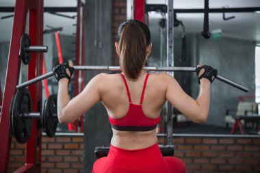 Güzel Asyalı kadın spor salonunda antrenman yapıyor, Tayland