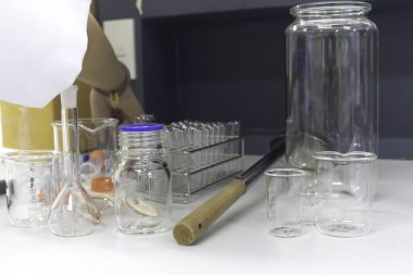 Bilim adamı deneyden önce kimyasalları sallama makinesiyle karıştırdı. Laboratuvarda çalışan Tayland 'lı bilim adamı test tüplerine numuneler karıştırdı.