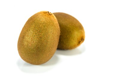 Beyaz arka plan üzerinde taze olgun kivi 