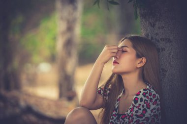 Güzel Taylandlı kadın karşılıksız aşktan çok üzgün, yeniden düşün, düşün, eski tarz, karanlık ton, kırık kalp, Asyalı kız