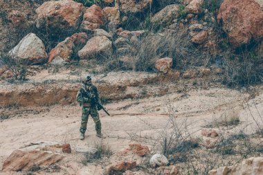 Özel kuvvetlerin askerleri çölde, Tayland 'da savaşta, asker devriyesinde..