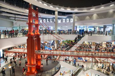 Korat - Tayland - 24 Aralık 2016: Tanımlanamayan kişiler yoğun bir şekilde birlikte 21. Terminal 'de sahne aldılar. Burası çok ünlü bir alışveriş merkezi.