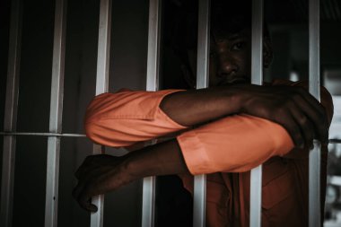 Demir hapishaneyi, esir konseptini, Tayland halkını yakalamak isteyen adamların elleri, özgür olmayı umuyoruz..