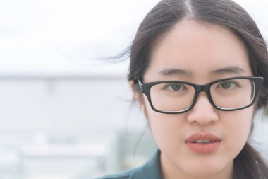 Güzel Asyalı kadın gözlük takıyor, Taylandlı kız çok güzel bir kamera.