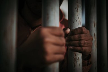 Demir hapishaneyi, mahkûm konseptini, Tayland halkını, özgür olmayı umut eden, suç işleyen insanların elleri daha ağır cezalandırılmalı, suçlu olan bir kişi cezalandırılmalıdır..