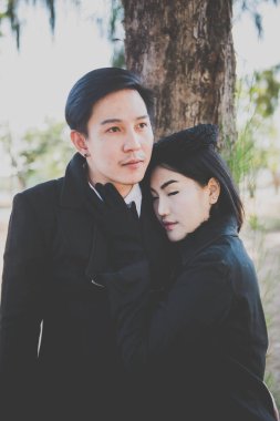 Çam ormanındaki genç çiftlerin portresi, Sevgililer Günü konsepti.