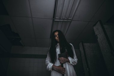 Asyalı kadın portresi hayalet yüzü, korku sahnesi, korkunç arka plan, Cadılar Bayramı posteri.