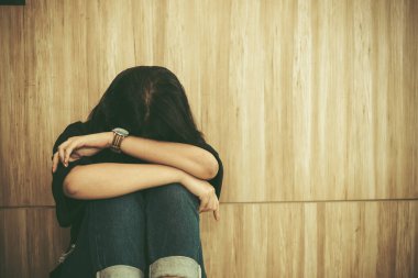 Gereksiz aşktan gelen üzgün, güzel Asyalı kadın sevgilisini çok düşünür. Aşksız bir hayat, kederli kadın kalp kırıklığı konsepti, karanlık tonda üzgün kadın konsepti.