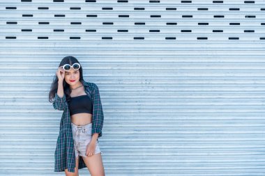 Güzel Asyalı kadın portresi, açık havada resim çektirmek için hippiler, Taylandlılar merdivenlerde durur.