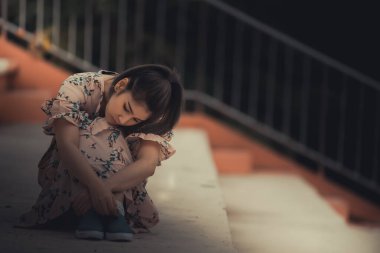 Asyalı kadın aşktan üzgün, erkek arkadaş stresi, kalp kırıcı kadın konsepti, Taylandlı insanlar yüzünden endişeli.