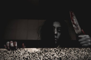 Asyalı kadın portresi hayalet yüzü, korku sahnesi, korkunç arka plan, Cadılar Bayramı posteri.