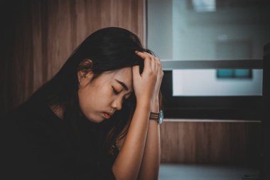 Kapatın üzgün, güzel Asyalı kadını Tayland halkının kalp kırıklığı konsepti, yalnız kız üzüntüsü