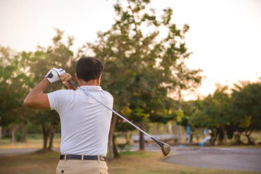 Bir golf kulübünde golf oynayan Asyalı golfçü.