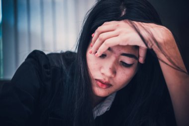 Ofisteki üzgün kadını kapat, çok çalışmanın stresini at, Tayland 'daki erkek arkadaşından kalp kırıklığını...