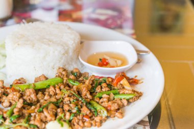 Kırmızı biberli ve balık soslu fesleğenli pilav.