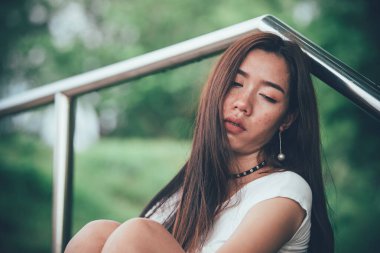 Güzel Taylandlı kadın karşılıksız aşktan çok üzgün aşkı, klasik tarzı, karanlık tonu, kırık kalbi, Asyalı kızı tekrar düşünüyor ve düşünüyor.